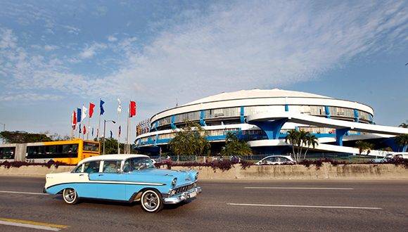La Comisión Provincial de Seguridad Vial en La Habana anuncia nuevas medidas para aliviar el flujo de automóviles por la Ciudad Deportiva. Foto: EPA/ Ernesto Mastrascusa.