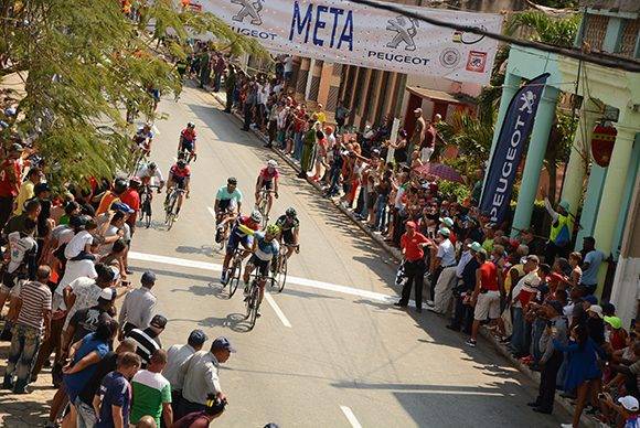 Leandro Marcos de La Habana (C), gana la 6ta etapa corrida de Camagüey a Ciego de Ávila, detrás Miguel Valido de Holguín, y Yosvani Estupiñan de Matanzas, como parte del IV Clásico de Ciclismo de Ruta, a su llegada a la capital avileña, en Cuba, el 18 de febrero de 2016. ACN FOTO/ Osvaldo GUTIÉRREZ GÓMEZ/ rrcc
