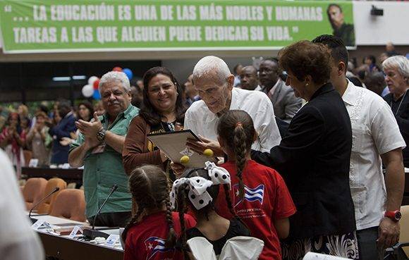 El Ministerio de Educación de Cuba ofreció un reconocimiento a José Ramón Fernández por su apoyo al desarrollo de la educación en las ediciones de este congreso. Foto: Ladyrene Pérez/ Cubadebate