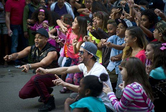 Descemer Bueno y Enrique Iglesias con los niños del proyecto &quot;Paso a paso&quot;, en La Habana durante la realización del video &quot;Súbeme la radio&quot;, estrenado este viernes en You Tube. Foto tomada de hola.com.