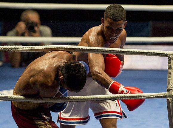 El 56 kg Javier Ibáñez derrotó a Yoni Blanco. Foto: Ismael Francisco/ Cubadebate.