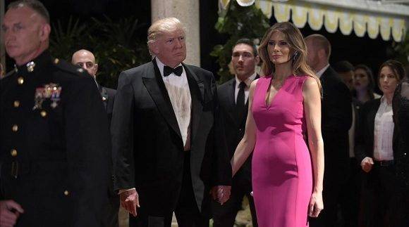 Donald Trump y su esposa durante una actividad protocolar en Florida. Foto: AP.