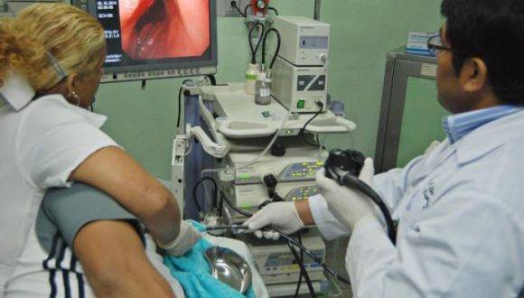 El taller estará centrado en los avances de Cuba en el uso de esta tecnología en los campos de la urología, ginecología y la cirugía general. Foto tomada de Granma.