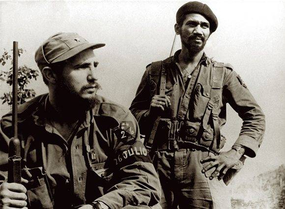 En El Coco, Sierra Maestra, Fidel Castro y Juan Almeida Bosque, en octubre de 1957. Fuente: Libro "La Victoria Estratégica"/ Sitio Fidel Soldado de las Ideas.