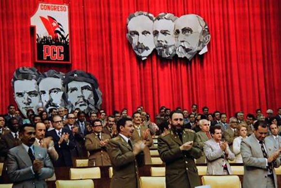 Junto a Raúl Castro, Juan Almeida Bosque y otros miembros durante la clausura del I Congreso del Partido Comunista de Cuba (PCC) en el teatro Karl Marx, el 22 de diciembre de 1975. Fuente: Estudios Revolución/ Sitio Fidel Soldado de las Ideas.