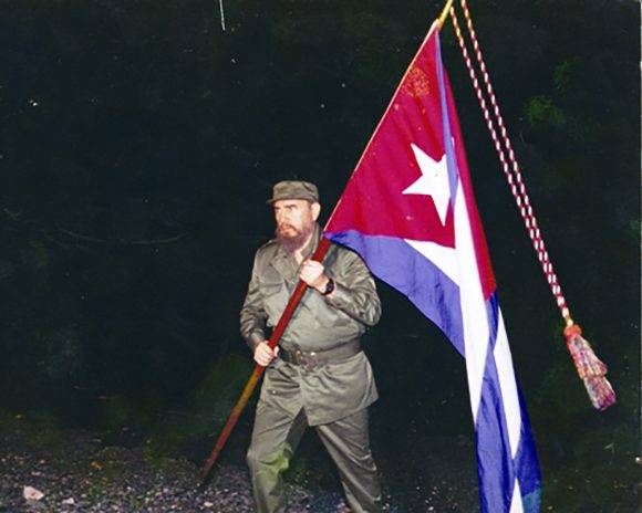 Fidel el 11 de abril de 1995 en Playita de Cajobabo, lugar por donde desembarcaron José Martí y Máximo Gómez. Fuente: Periódico Trabajadores/ Sitio Fidel Soldado de las Ideas.