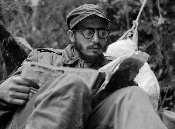Fidel era un ávido lector y estimulo el hábito de la literatura en el pueblo cubano. La imagen es de 1957 en la Sierra Maestra. Fuente. Fidel Soldado de las Ideas.