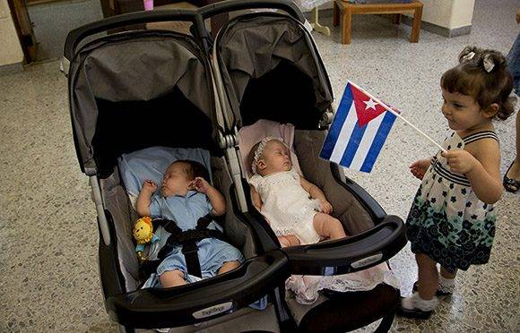 Gema, despierta a sus hermanitos, Ambar y Gerardito. Foto: Ismael Francisco/Cubadebate