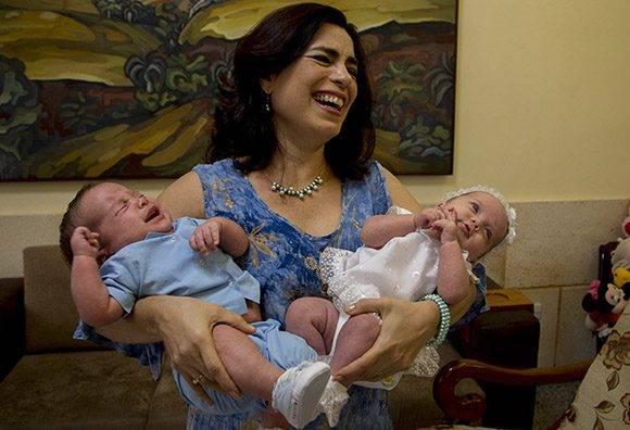 Adriana con los gemelos Ambar y Gerardito. Foto: Ismael Francisco/Cubadebate.