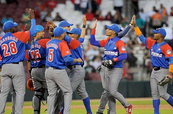 El equipo cubano Alazanes de Granma celebra la victoria ante los dominicanos Tigres de Licey, 4-0 en el primer juego de la Serie del Caribe 2017. Foto: Ricardo López/ Granma/ ACN.