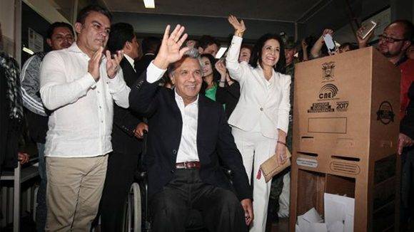 Lenín Moreno (al centro) celebra la victoria de su partido en las elecciones ecuatorianas. Foto: EPA.