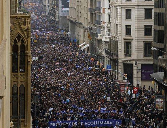 Miles de personas participan en la manifestación para reivindicar la acogida de refugiados. Foto: AP.