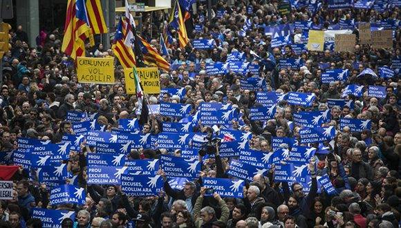 Miles de personas se han concentrado en la plaza Urquinaona de Barcelona convocados por 'Casa nostra, casa vostra' para iniciar una marcha a favor de la acogida de refugiados. Foto: Massimiliano Minocri.
