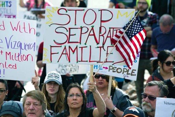 Manifestantes piden un alto a las deportaciones en EE. UU. Foto Prensa Libre