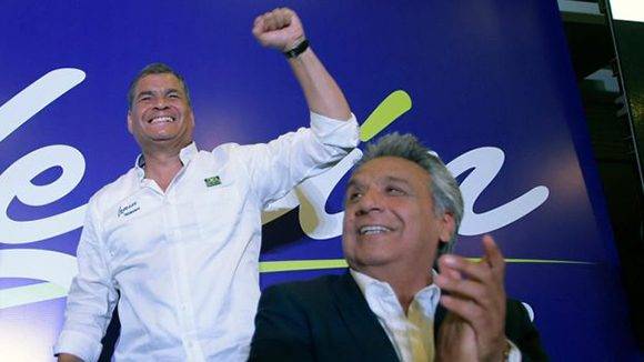 Lenín Moreno y Rafael Correa celebran la victoria de Alianza País en las elecciones de Ecuador. Foto: AFP.