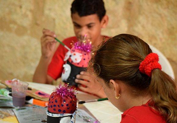 Mediante la utilización de materiales reciclados invitan al público a crear junto a otros niños que forman parte del proyecto Cuba verde. Foto: Cinthya García Casañas/ Cubadebate.