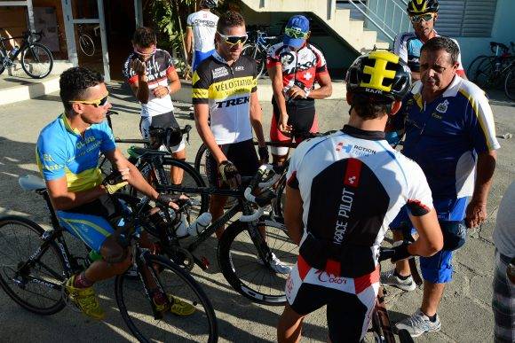 Director técnico de Ciego de Ávila conversa con su equipo a pocas horas de iniciar el IV Clásico Nacional de Ciclismo de ruta, el lunes 13 de febrero de 2017. FOTO de Calixto N. Llanes/Juventud Rebelde (CUBA)