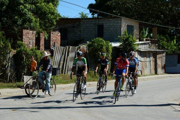 Ciclistas del equipo Holguín entrenan en la ciudad de Guantánamo a pocas horas de iniciar el IV Clásico Nacional de Ciclismo de ruta, el lunes 13 de febrero de 2017. FOTO de Calixto N. Llanes/Juventud Rebelde (CUBA)