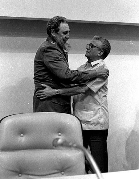 Fidel en el VI Pleno de la Union de Periodistas de Cuba (UPEC), se le impuso la Orden Felix Elmuza, que le fue otorgada en 1983, al cumplirse el Vigesimo Aniversario de esa organizacion, de manos de su presidente, Ernesto Vera, en el Palacio de las Convenciones. Fuente: Fidel Soldado de las Ideas.