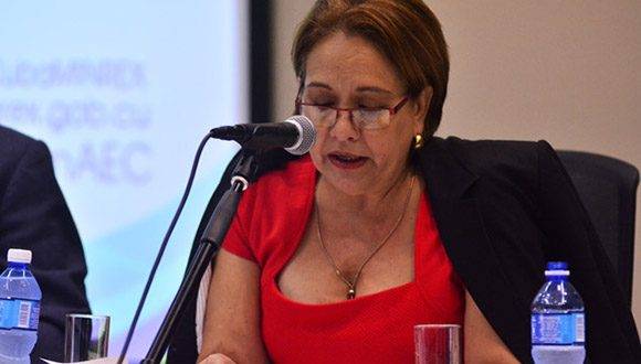 Arleen Rodríguez, fue la moderadora del Panel sobre cooperación en El Caribe. Foto: Roberto Garaycoa.