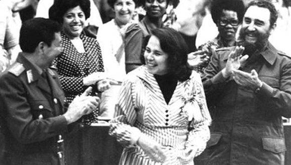 Participa en la clausura del III Congreso de la Federación de Mujeres Cubanas, a su lado Vilma Espín Guillois, Secretaria de la FMC y el General de Ejército Raúl Castro Ruz, 8 de marzo de 1980. Foto: Sitio Fidel Soldado de las Ideas/ Diario Juventud Rebelde.