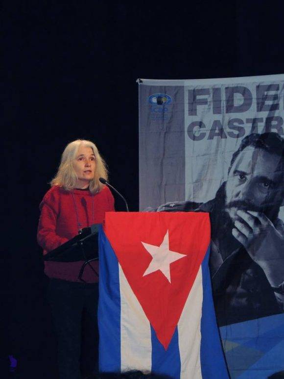 La escritora Belén Gopegui habla en el acto de homenaje a Fidel. Foto: Página de Facebook del Embajador de Cuba en España