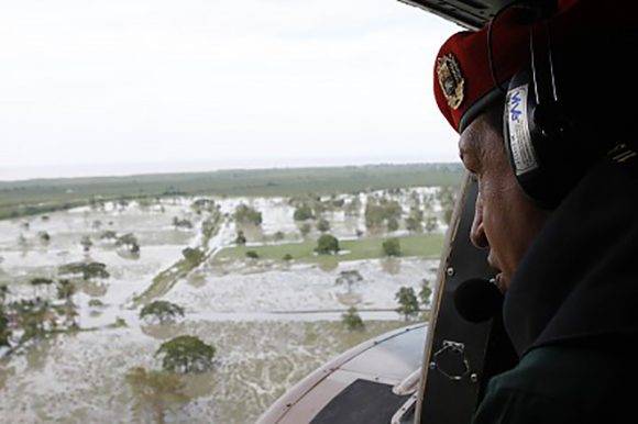 Chávez recorre zonas afectadas por inundaciones. Foto: Orlando Durán. 