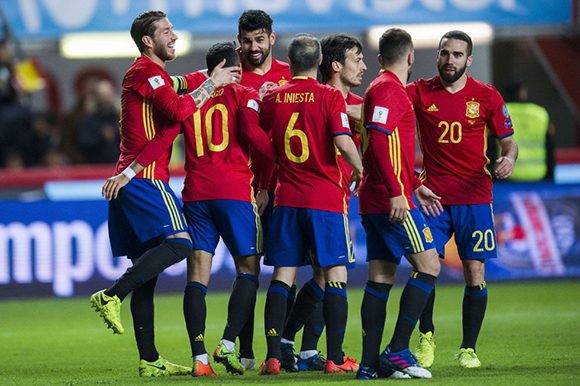 Diego Costa celebra el gol con sus compañeros. Foto tomada de El País.