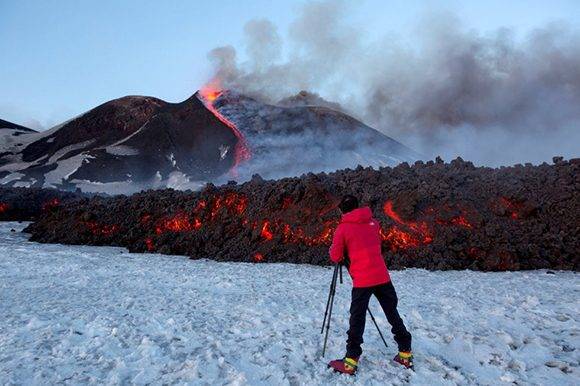 Un fotógrafo capta imágenes de la pasada erucción del volcán Etna, el 28 de febrero de 2017. Foto: Antonio Parrinello / Reuters.