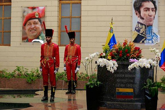 El Tren Ejecutivo del Gobierno Nacional rinde tributo al Comandante Chávez en el Cuartel de la Montaña. Foto: Twitter/ @ViceVenezuela