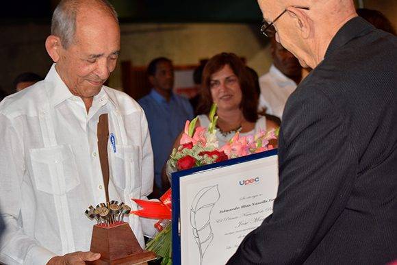 Antonio Moltó entrega el premio a Eduardo Yasell Ferrer. Foto: Cinthya García Casañas/ Cubadebate.