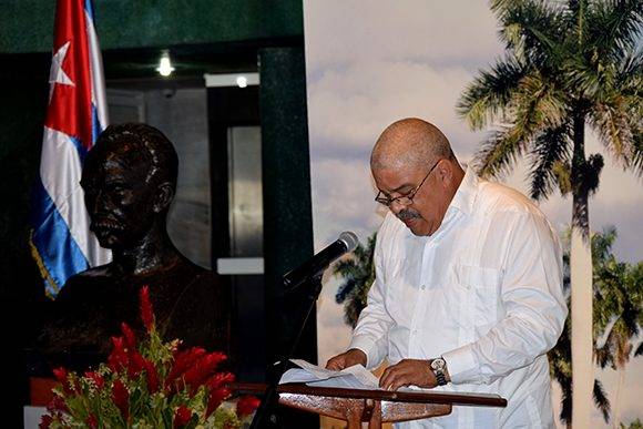 Pedro de la Hoz leyó unas palabras de agradecimiento en nombre de los galardonados. Foto: Cinthya García Casañas/ Cubadebate.