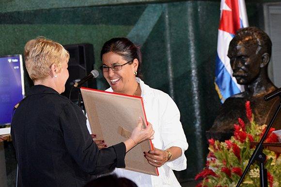 Minoska Cadalso recibe el premio de manos de Aixa Hevia. Foto: Cinthya García Casañas/ Cubadebate.