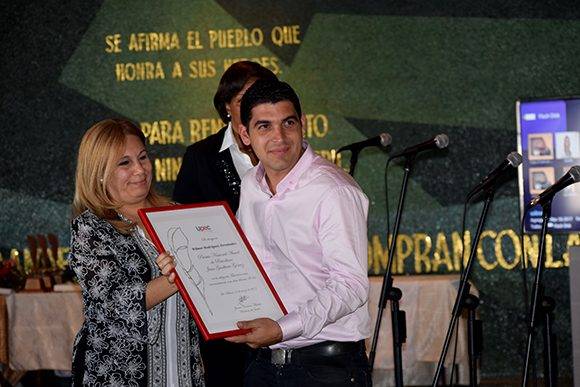 Wilmer Rodríguez se llevó el lauro en la categoría de televisión. Foto: Cinthya García Casañas/ Cubadebate.