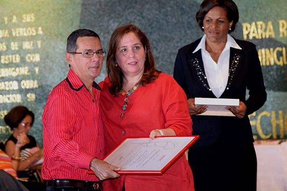Enrique Ojito Linares recibió el premio en la categoría de prensa escrita y recogió el de su colega Giselle Morales. Foto: Cinthya García Casañas/ Cubadebate.