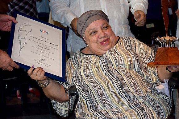 Isabel Moya recibe su premio. Foto: Cinthya García Casañas/ Cubadebate.