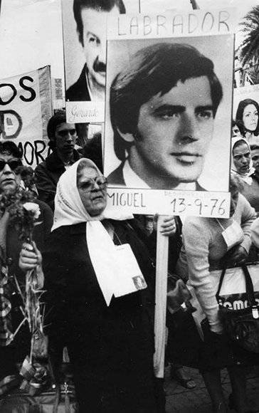 Esperanza Labrador en una marcha de las Madres de la Plaza de Mayo con una foto de su hijo Miguel Ángel.