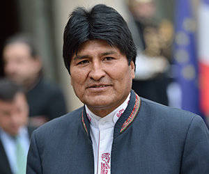 Bolivian President Evo Morales speaks to journalists on March 13, 2013 in the courtyard of the Elysee presidential palace in Paris after a meeting with his French counterpart in Paris during his two-day visit to France.             AFP PHOTO / BERTRAND LANGLOIS