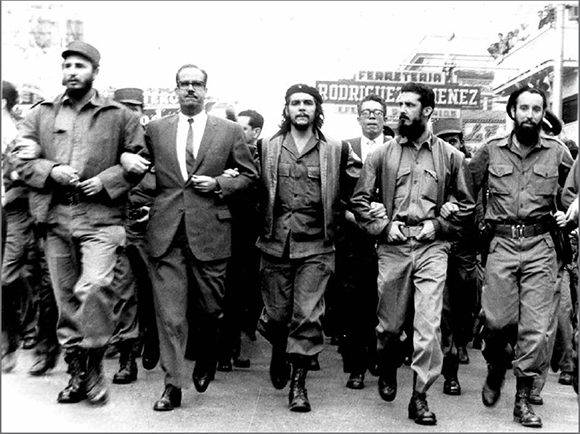 Fidel junto a Osvaldo Dorticós, Ernesto (Che) Guevara y otros dirigentes de la Revolución durante la marcha por las honras fúnebres de las víctimas del atentado al vapor "La Coubre", el 5 de marzo de 1960. Foto: Sitio Fidel Soldado de las Ideas.