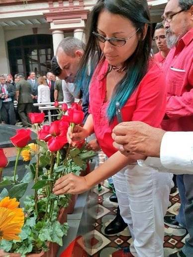 Brigadistas de la Misión Robert Serra dejan una rosa para Chávez. Foto: Twitter/ @MRobertSerra