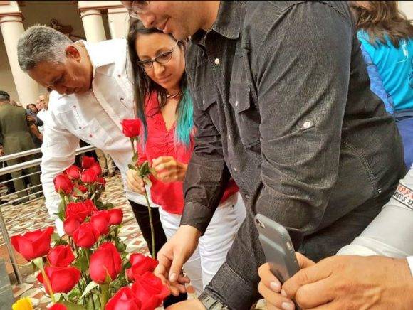 Brigadistas de la Misión Robert Serra dejan una rosa para Chávez. Foto: Twitter/ @MRobertSerra