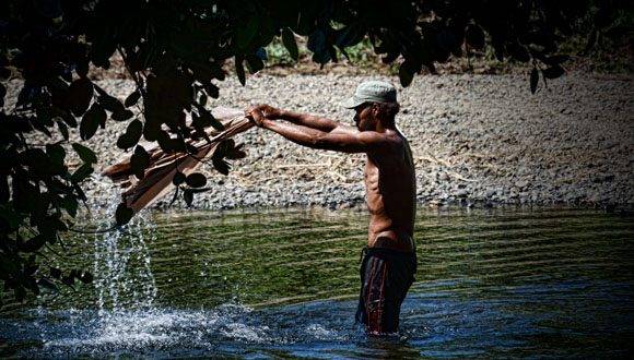 En las zonas rurales de la isla, la vida gira en torno al agua es el escenario ideal para las prácticas más cotidianas. Foto: Heidi Calderón Sánchez/ Cubadebate. 