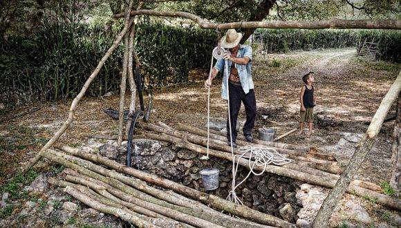 En las zonas rurales de la isla, la vida gira en torno al agua es el escenario ideal para las prácticas más cotidianas. Foto: Heidi Calderón Sánchez/ Cubadebate. 