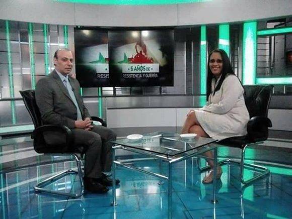 La periodista Liliam García entrevista a Wisham Wannous en un set de TeleSur. Foto: @LiliamLee/ Facebook.