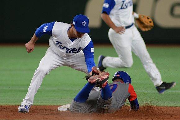 Roel Santos es cogido robando en segunda base. Foto: Ricardo López Hevia.
