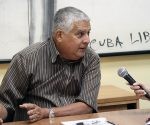 José Luis Toledo Santander, presidente de la Comisión de Asuntos Constitucionales y Jurídicos, durante la grabación del podcast de Cubadebate. Foto: José Raúl Concepción/ Cubadebate.
