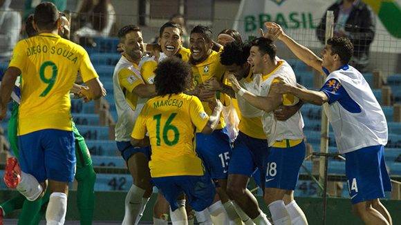 Jugadores brasileños celebran uno de los tantos de Paulinho. Foto tomada de Marca.