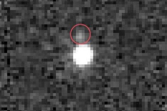 Al estirar una fotografía, los científicos identificaron lo que pudiera ser una luna. Imagen tomada de Europapress.