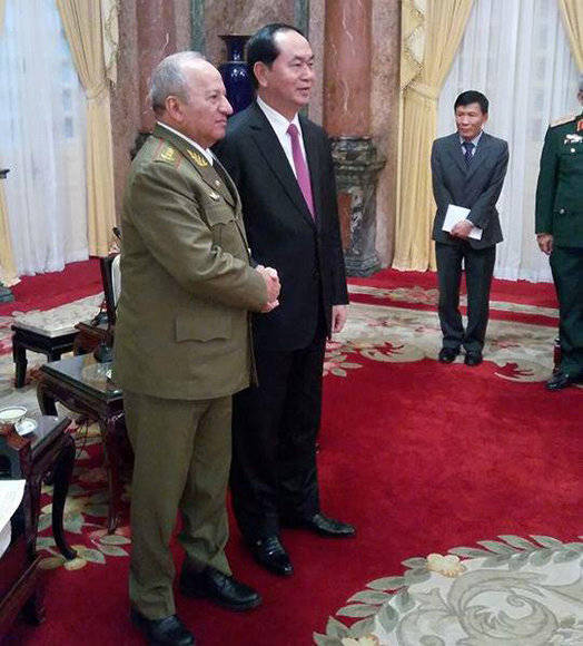 El presidente de Vietnam, Tran Dai Quang, recibe al ministro de la FAR, Leopoldo Cintas Frías. Foto tomada de CubaMinrex.