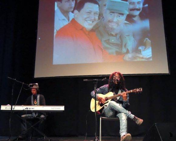 Raúl Torres cantó en el homenaje. Foto: Página de Facebook del Embajador de Cuba en España